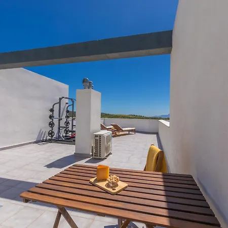 Views, Terrace & Pool - Fibre Wifi - Simplytarifa *