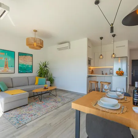 Views, Terrace & Pool - Fibre Wifi - Simplytarifa *